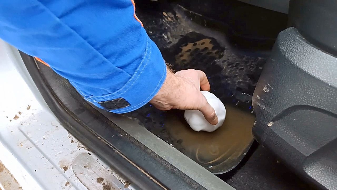 Снять водой. Как убрать верхний слой разлива.