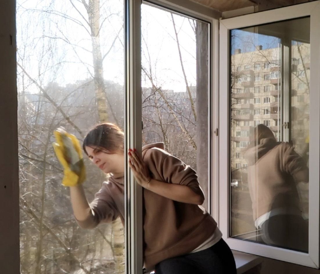 Невымытые окна. Грязное окно. Мытье окон после ремонта. Вымыть окна.