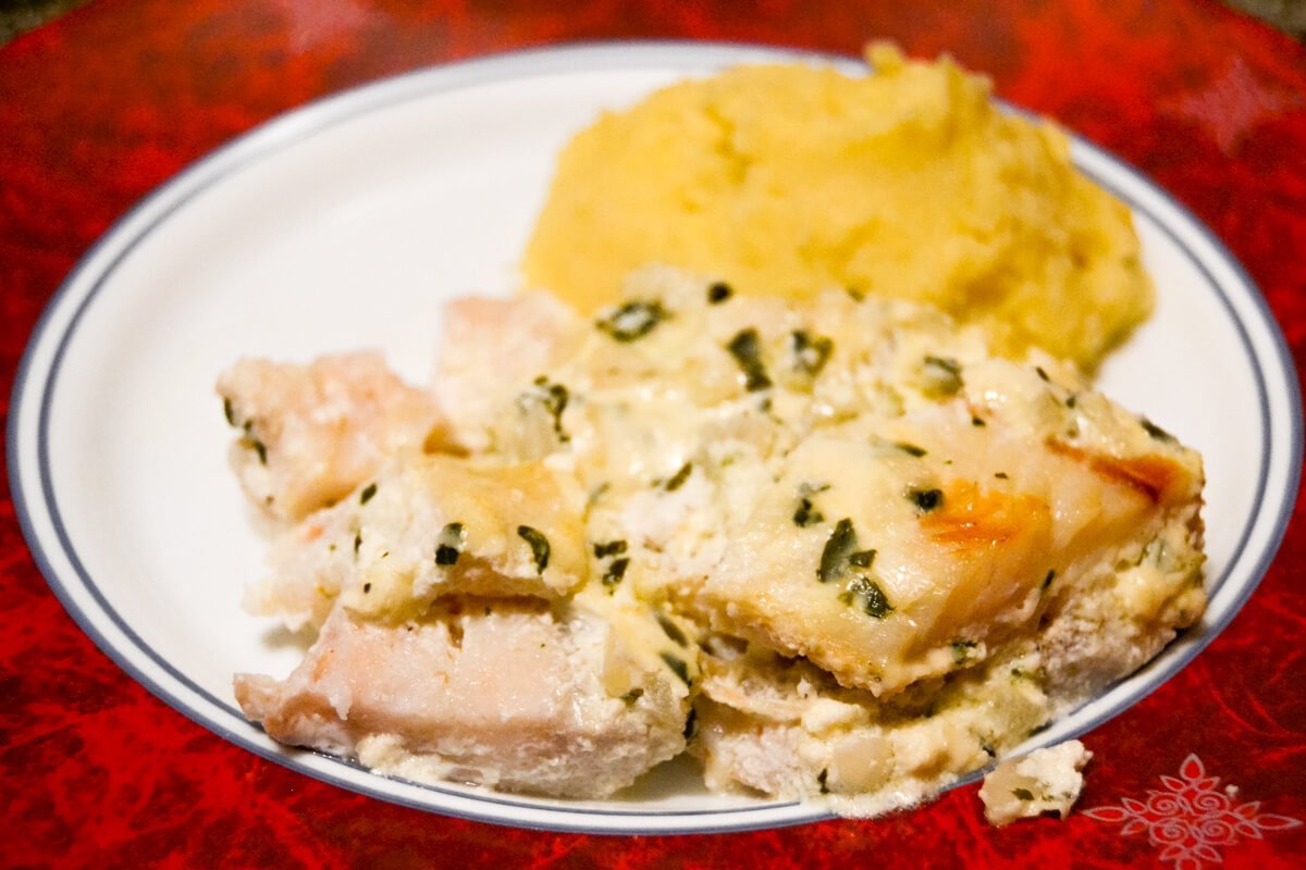 Рыба припущенная (филе минтая). Запеченная рыба в духовке со сметаной. Треска амандин. Судак с овощами в духовке. Судак запеченный в сметане.