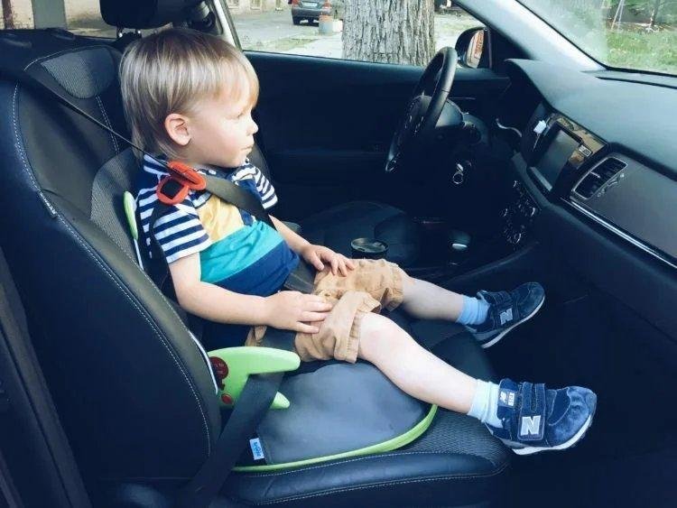 Скольки лет можно садиться на переднее сиденье. Машина для детей. Бустер для детей. Ребенок на переднем сиденье автомобиля. Детское кресло на переднем сиденье.