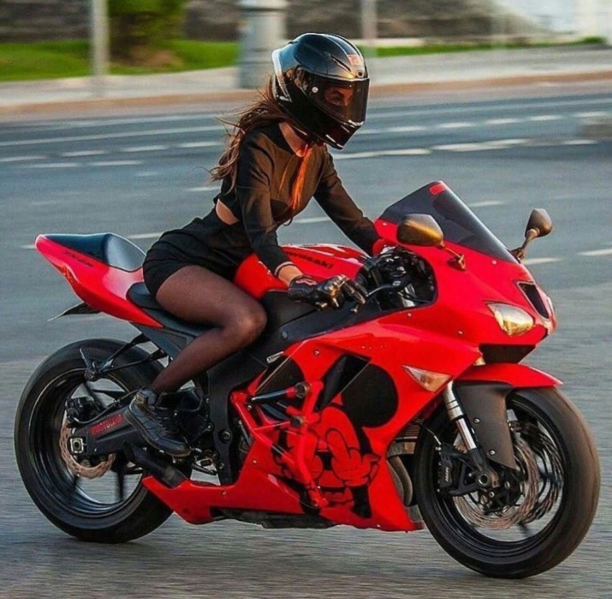 Ducati 1299 девушка