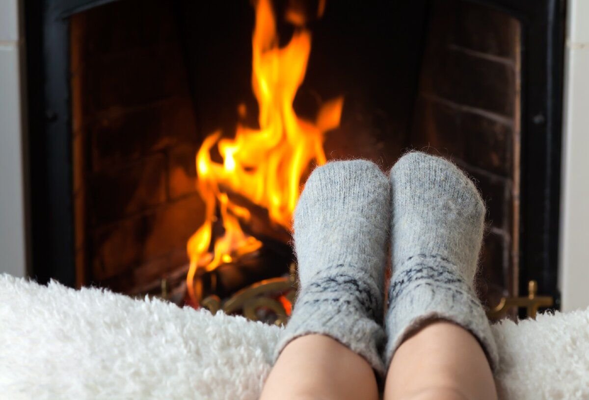 Часто бывает холодно. Ноги в носках у камина. Тепло. Камин плед. Теплые носки камин.