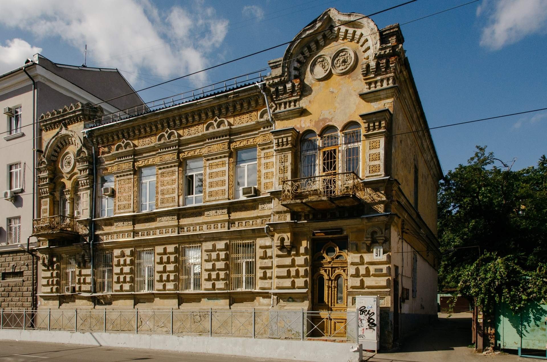 Исторические здания. Особняк Куксы Ростов на Дону. Особняк Ивана Куксы, конец XIX века. Станиславского, 91.. Станиславского 52 Ростов на Дону. Доходный дом Чириковых Ростов-на-Дону.