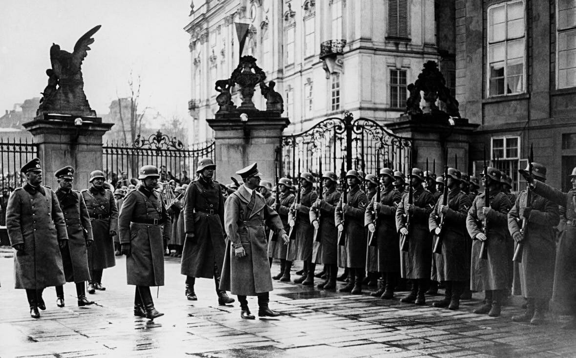 Оккупация чехословакии. Германская оккупация Чехии 1939. Гитлер Прага март 1939. Гитлер в Праге. Немцы в Праге 1939.