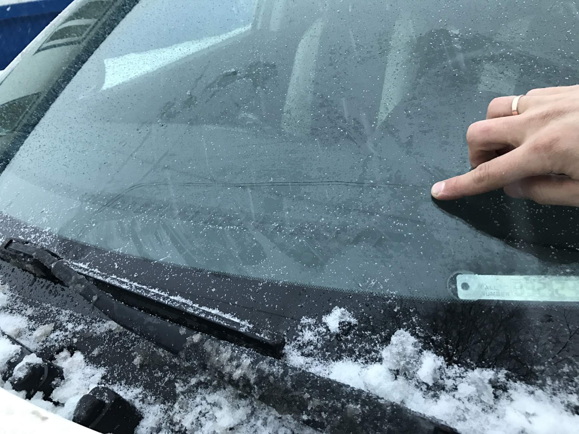 Стекла автомобиля на зиму. Трещина на лобовом стекле. Треснутое лобовое стекло. Трещина ветрового стекла. Скол на лобовом стекле.