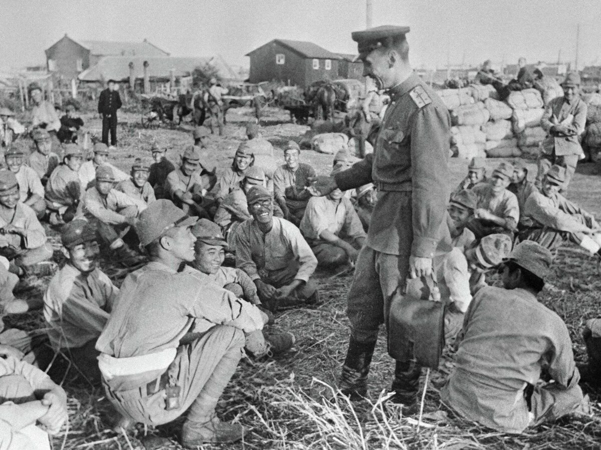 Победный клич японцев. 1945 Японские военнопленные. Война в Японии 1945 Квантунская армия. Японские военнопленные в СССР. 1945 Разгром Квантунской армии.