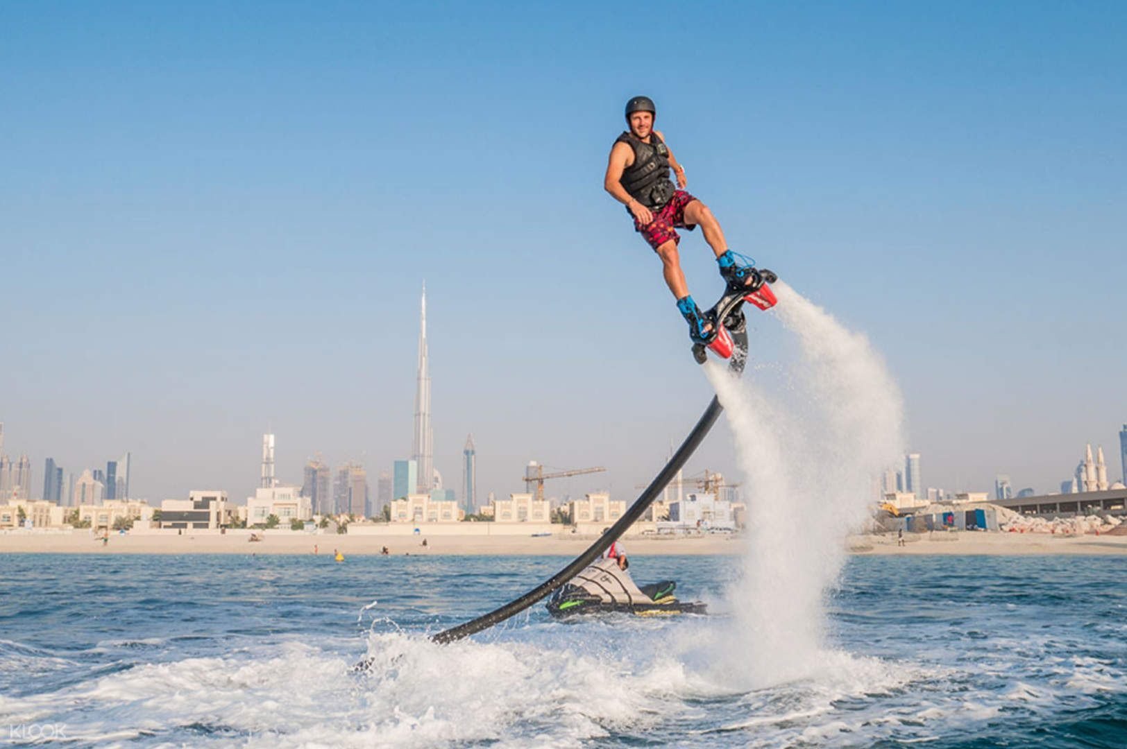 Над водой 2. Флайборд спорт. Flyboard Dubai. Водный флайборд. Полет над водой флайборд.