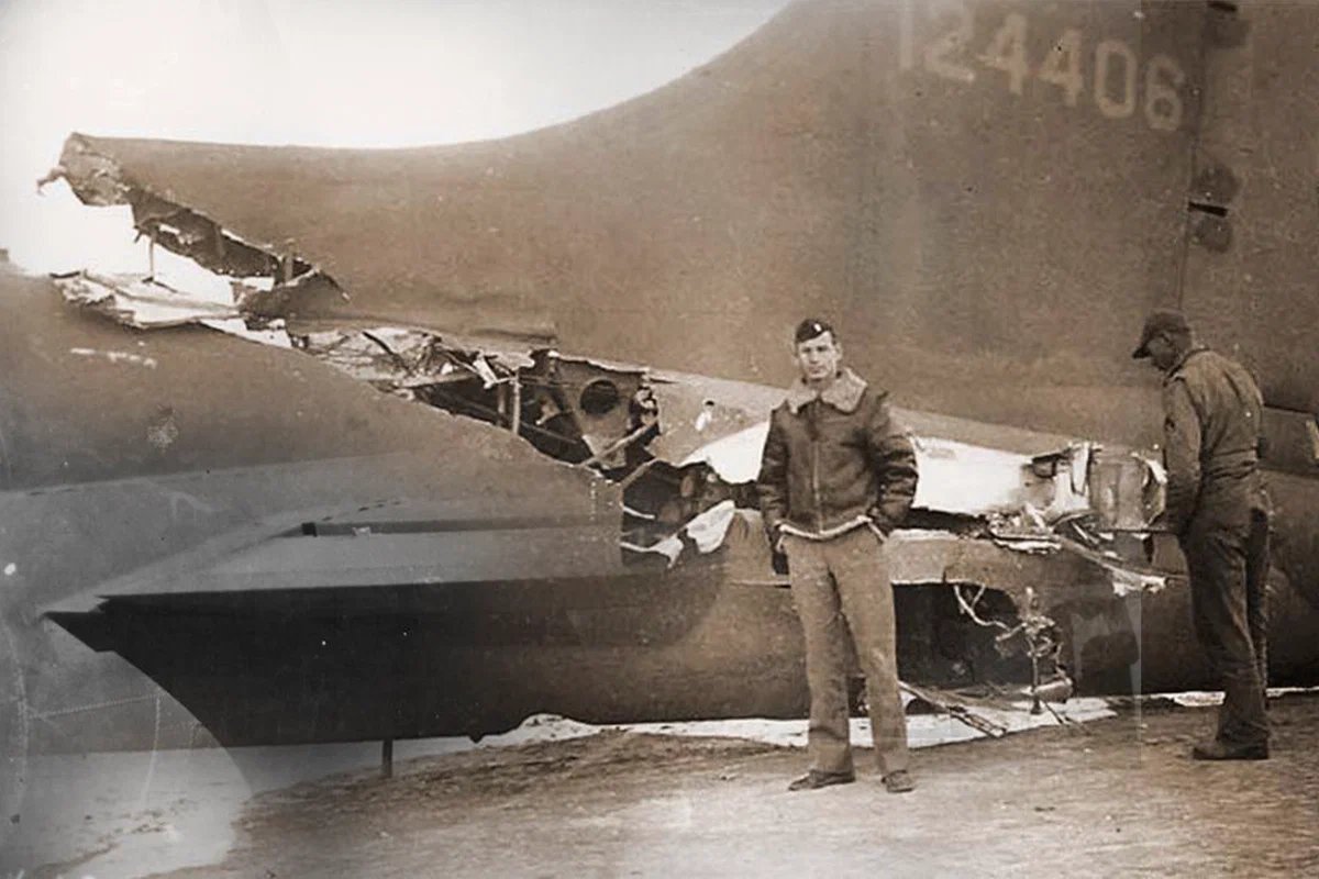 Самая массовая модель в истории мировой авиации. B-17 Таран. B-17 летающая крепость поврежденный. B17 после Тарана. Б 17 С повреждениями.