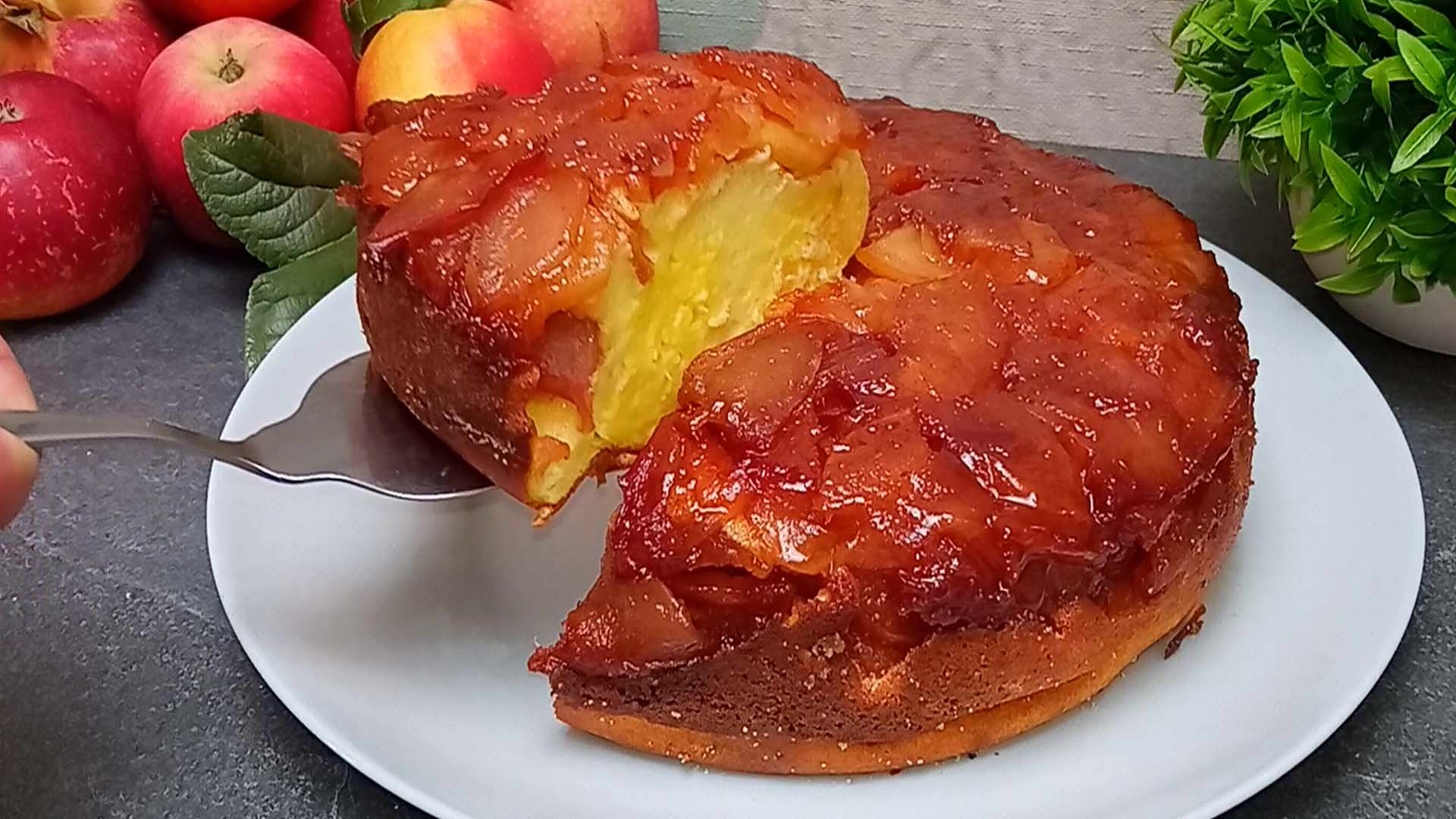 Карамелизация яблок для пирога. Запеканка творожная. Карамелизированное яблоко.