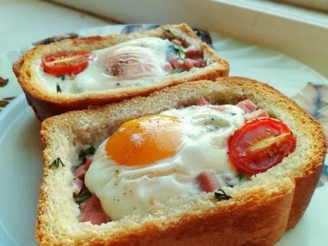Тостовый хлеб с яйцом на сковороде. Яичница в хлебе. Бутерброды на завтрак. Яичница в хлебе с беконом. Яичница в хлебе с колбасой.