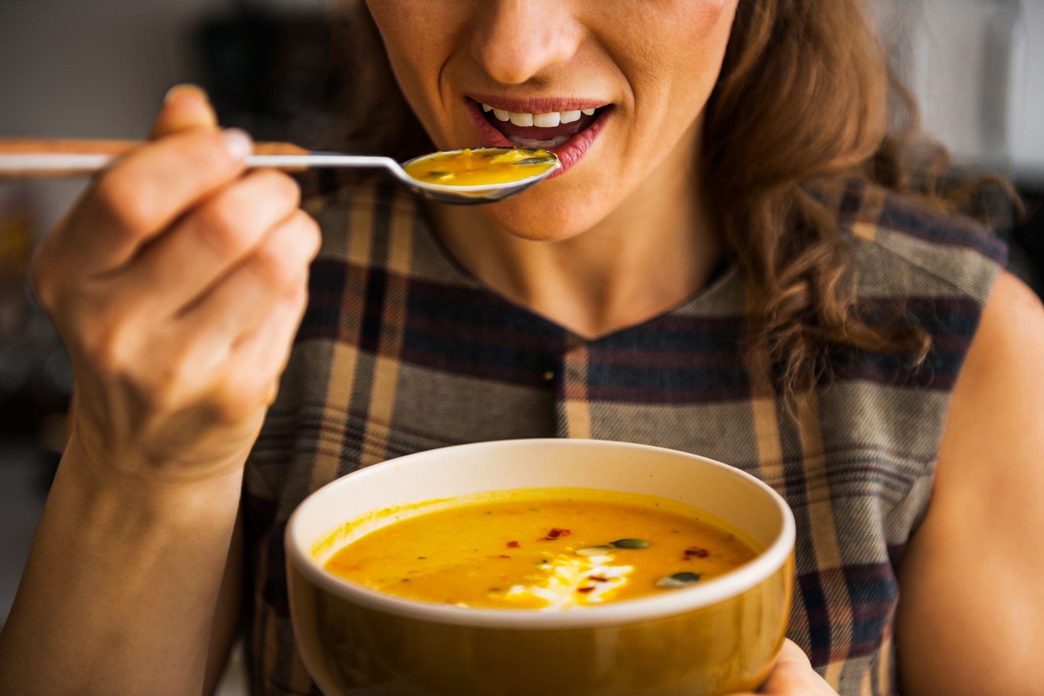 Можно есть горячую пищу. Ест суп. Девушка ест суп. Ест ложкой. Человек ест суп.