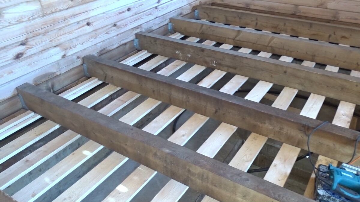 Монтаж чернового пола на лагах в деревянном доме. Крепление чернового пола снизу к лагам. Как делают черновые полы в доме. Черновой пол в деревянном доме. Лаги пола 50х150.
