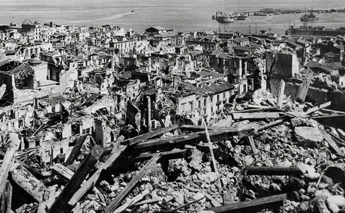 Руины сталинграда 1942. Великий чикагский пожар 1871. Разрушенный сталинград 1942. Дрезден 1943. Разрушенные здания в варшаве 1944.