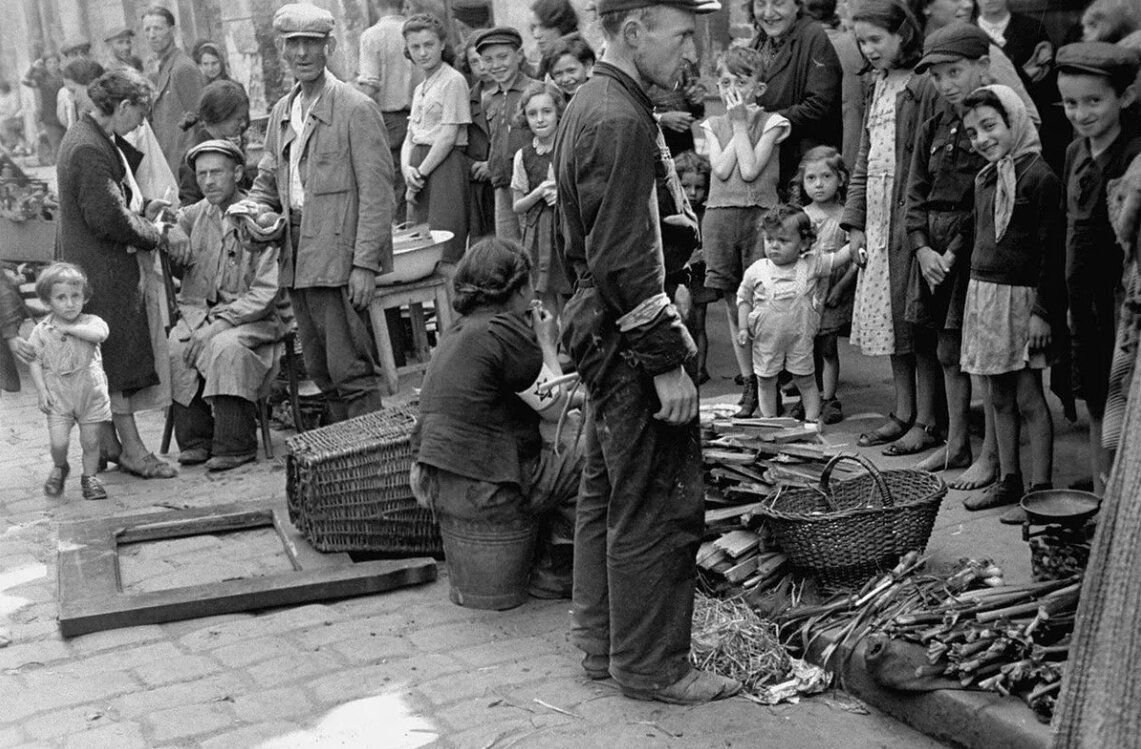 Время евреев. Холокост Варшавское гетто. Еврейские дети в Варшавском гетто. Евреи в Варшавском гетто. Дети евреев Варшава гетто.