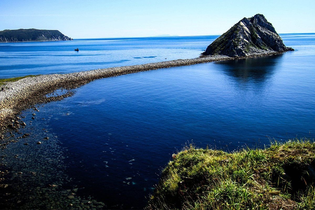 Охотское море. Остров Сахалин Охотское море. Морской заповедник Саут-Уотер-Кей,. Охотское море Камчатка. Сахалин бухты Охотского моря.