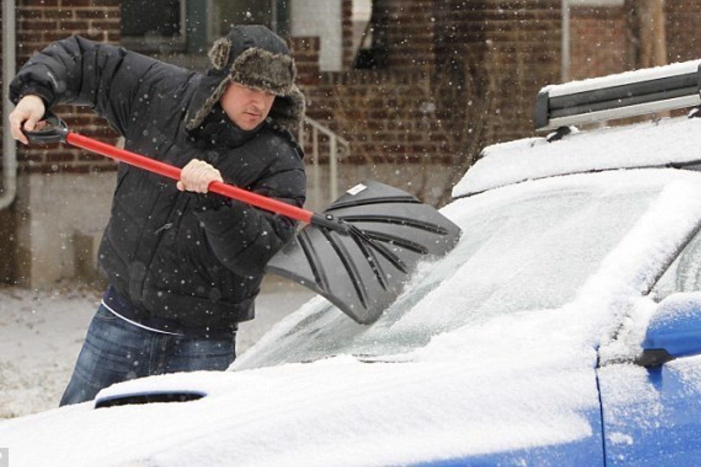Очиститься снега. Чистка машины от снега. Чистит машину от снега. Машина которая убирает снег. Расчистить машину.