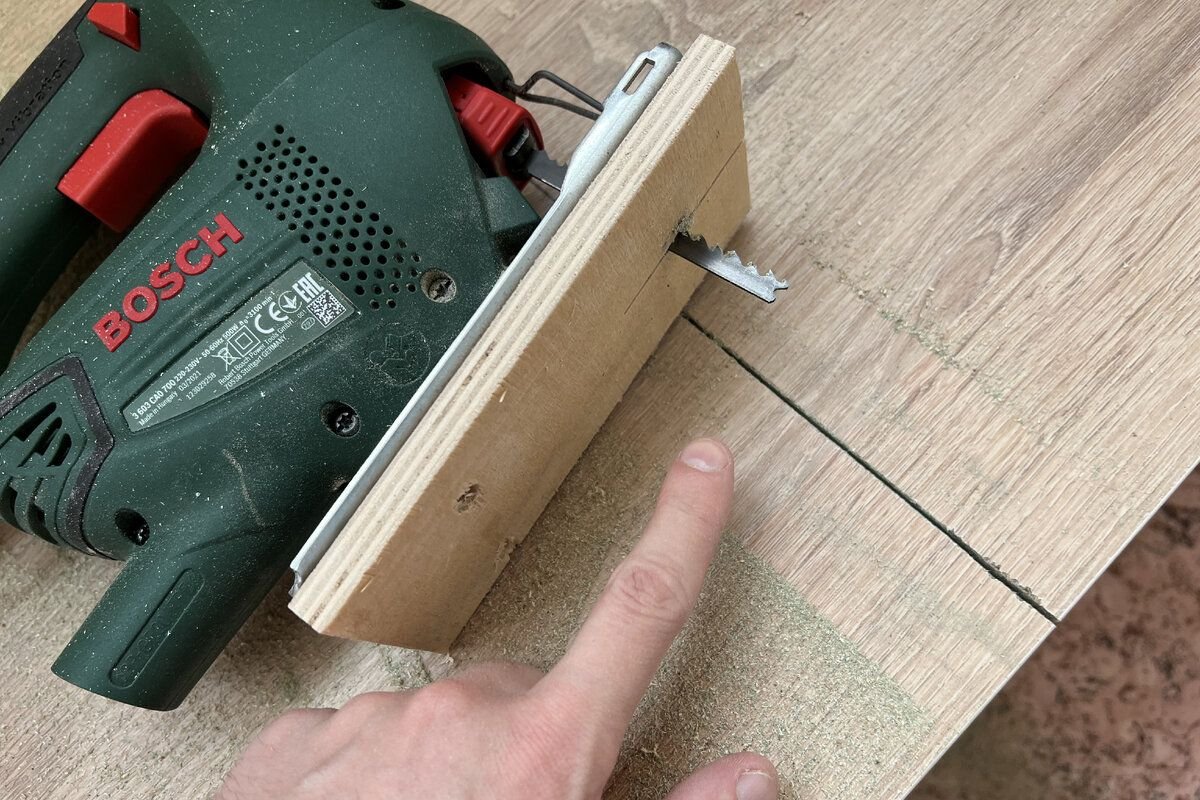 Чем пилить пластик. Как отпилить лобзиком без сколов. Инструмент для распила лдсп. Инструмент для резки фанеры без сколов. Пилим газобетон электролобзиком.