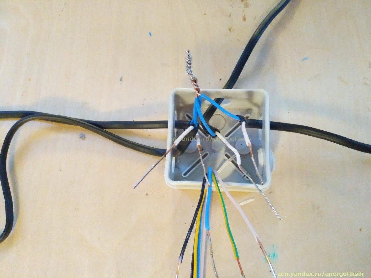 Как соединить тройной провод. Как соединить тройной провод. Wago схема соединения. Соединение розеток шлейфом wago. Соединение проводов медных 4 мм2.