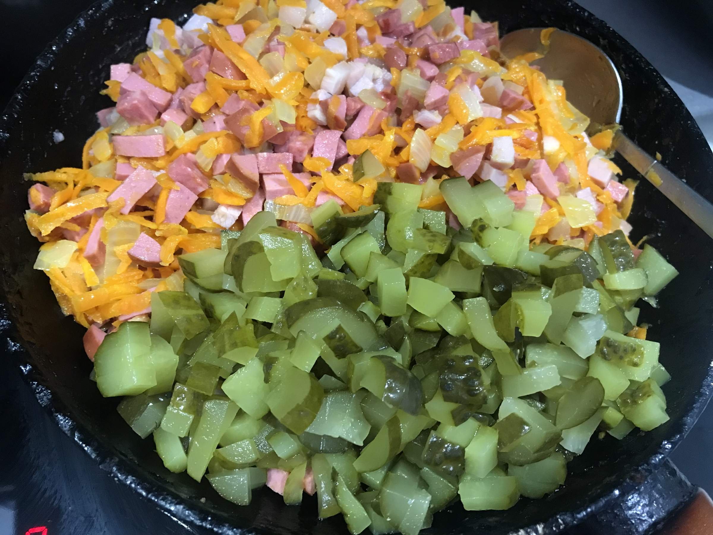 на столе стояли соленые огурцы резанная кусочками