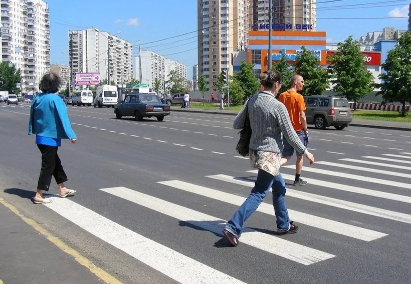 Пешеход переходит дорогу. Переходить дорогу. Пешеход. Пешеход на дороге. Пешеход на проезжей части.