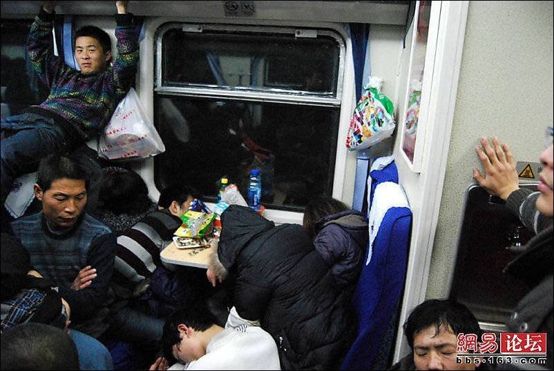 В китай на поезде. Китайцы в поезде. Стоячие поезда в Китае.