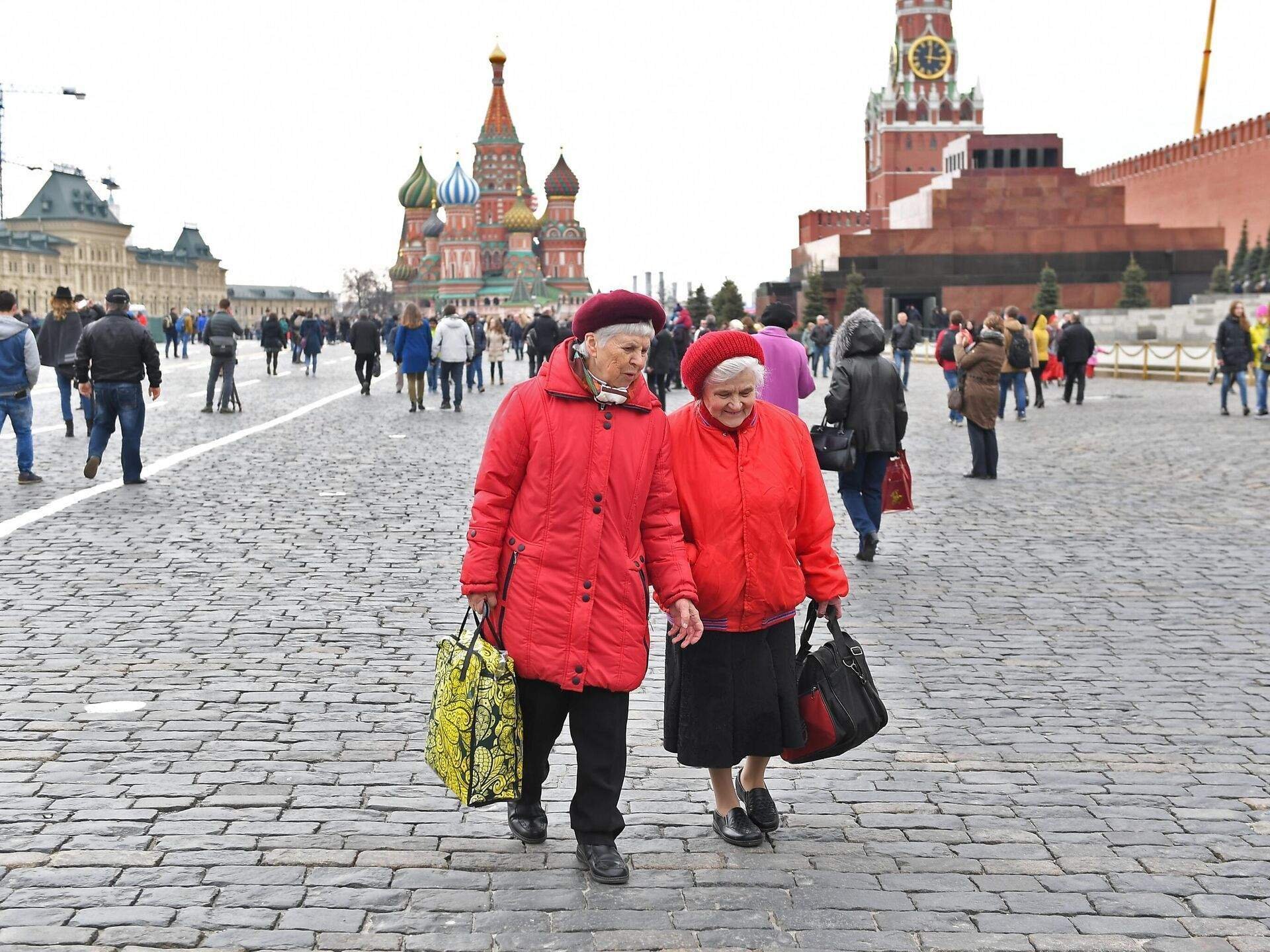 Зовет жить в москву. Жители Москвы. Пенсионеры в Москве. Пенсионер на красной площади. Москвич на красной площади.