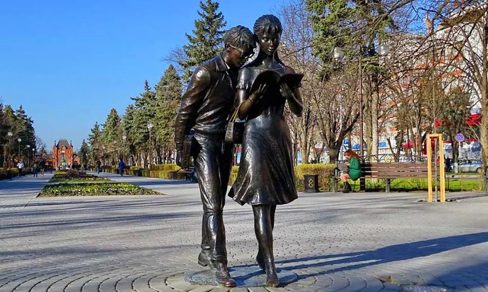 памятник шурику и лидочке в белгородской области. памятник шурику в рязани. памятник шурику и лидочке. скульптура шурика и лидочки в краснодаре. памятник шурику и лидочке.