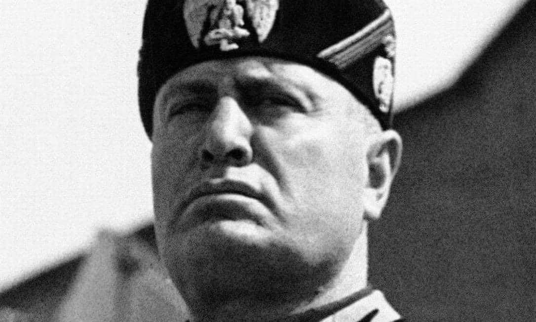 Бенито муссолини в каске. Бенито муссолини герб. Третий путь муссолини. Самоса диктатор. Бенито муссолини плакат.