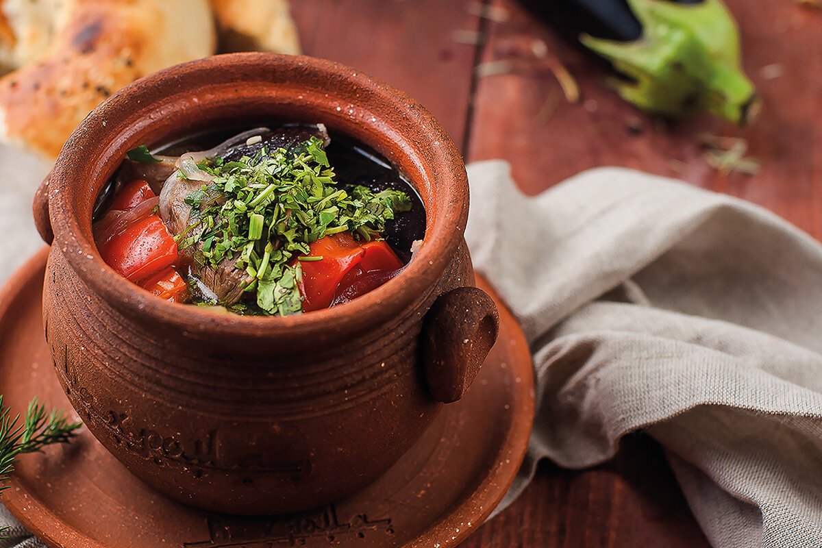 Готовим в горшочках. Грузинская кухня чанахи. Чанахи с говядиной в горшочках. Чанахи Грузия. Грузинские чанахи в горшочках.