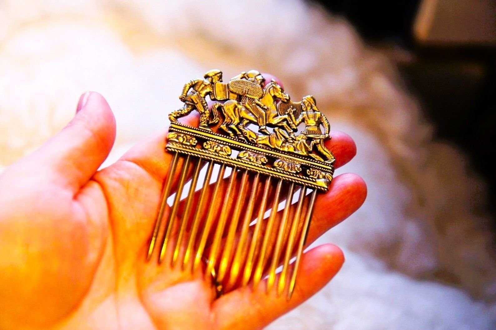 Солохский золотой гребень скифов. Резной гребень. Испанский гребень для волос золотой. Сказочный гребень. Золотой гребень курган солоха.