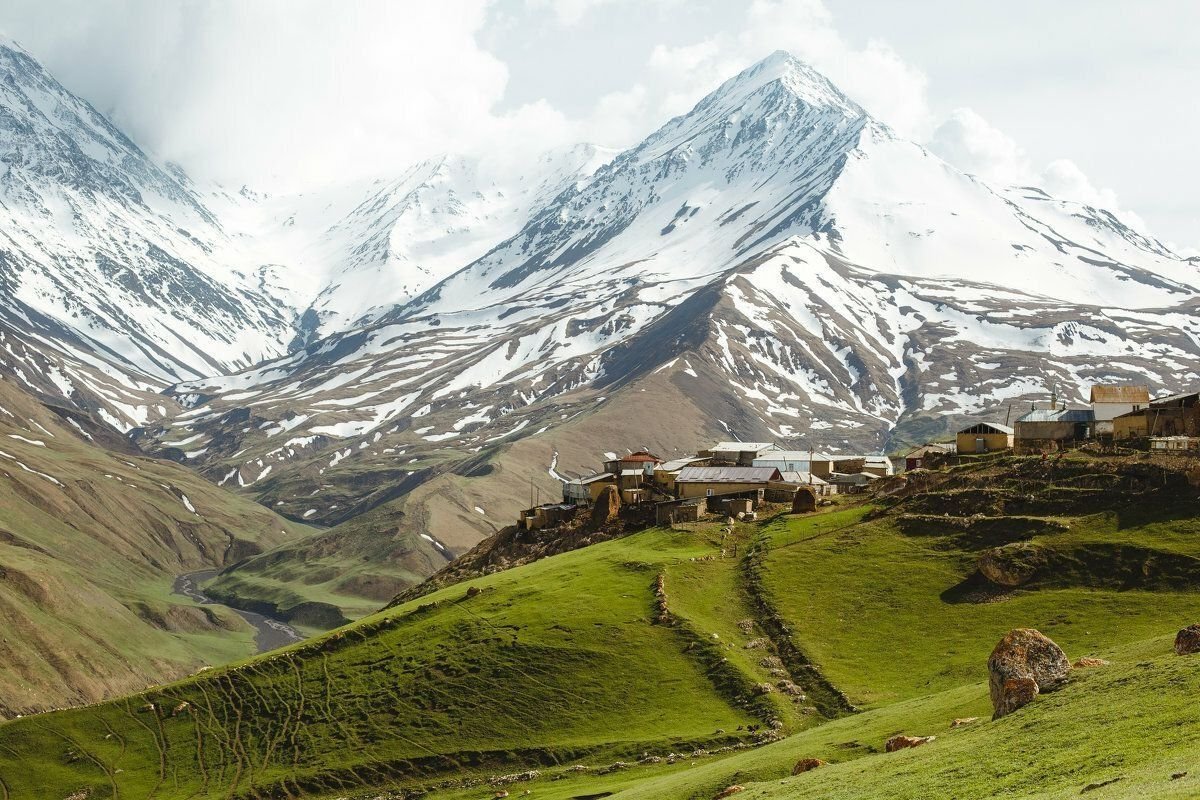 Селение на кавказе. Аул Куруш в Дагестане. Горы Куруш Дагестан. Село Куруш Докузпаринский район. Горы село Куруш.