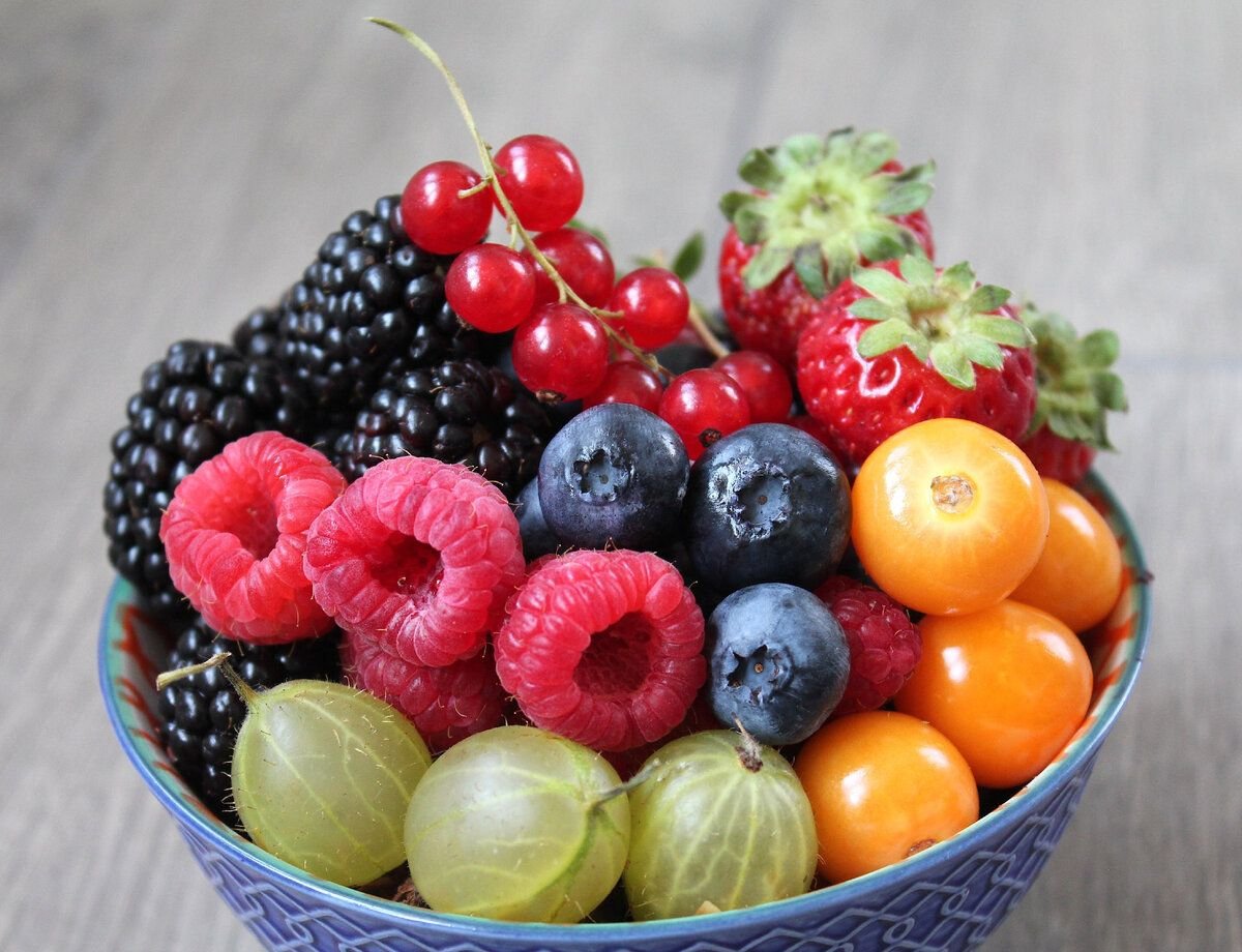 Фрукты и ягоды спелые. Красивые ягоды. Красивые фрукты. Разноцветные ягоды. Плод ягода.
