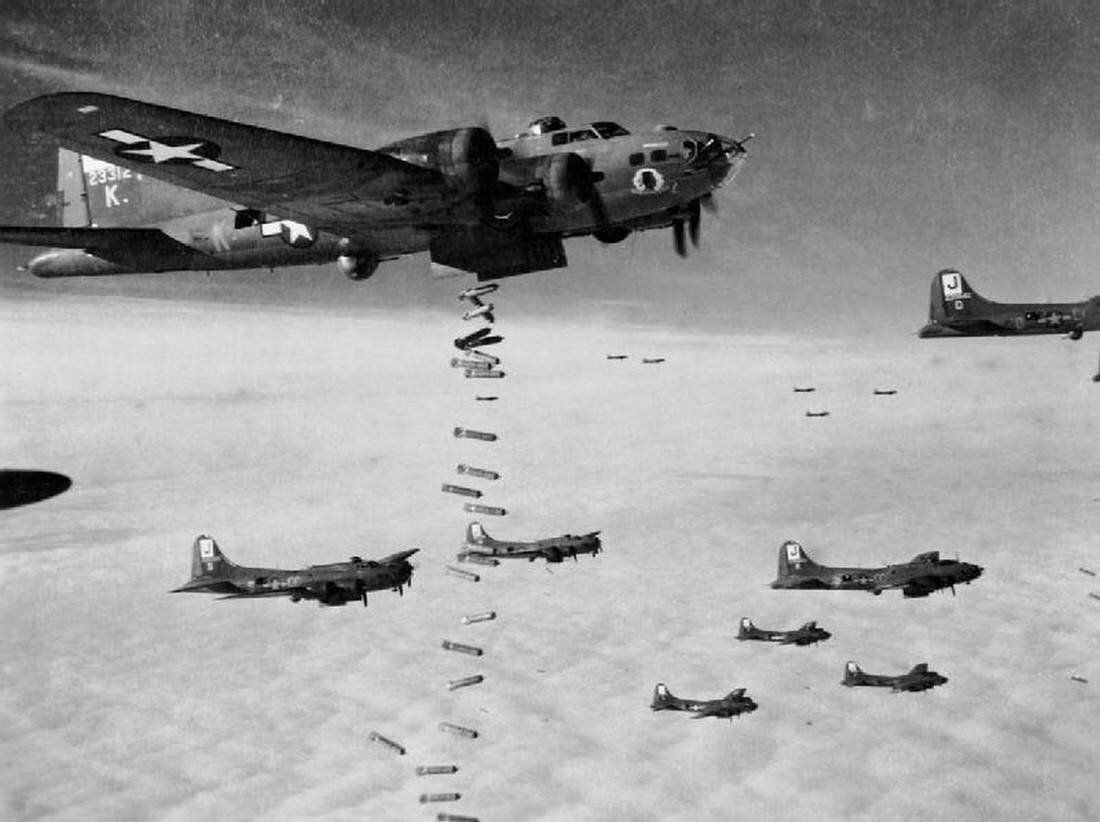 Бомбардировщик 1945. Войны 1941-1945 самолеты бомбят. Дрезден бомбардировка 1945. Боинг b-17 1943.