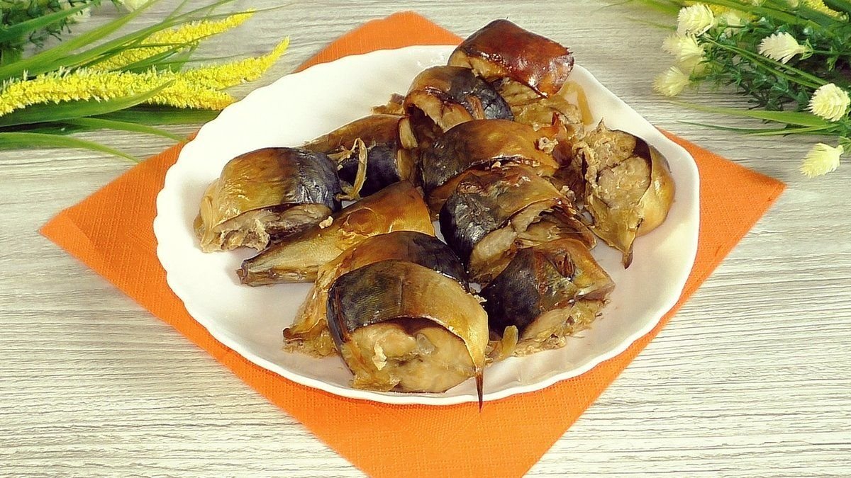 Скумбрия на подушке из лука. Скумбрия на луковой подушке запеченная в духовке. Скумбрия запеченная на луковой подушке. Скумбрия запеченная на луковой подушке. Скумбрия на луковой подушке запеченная в духовке.