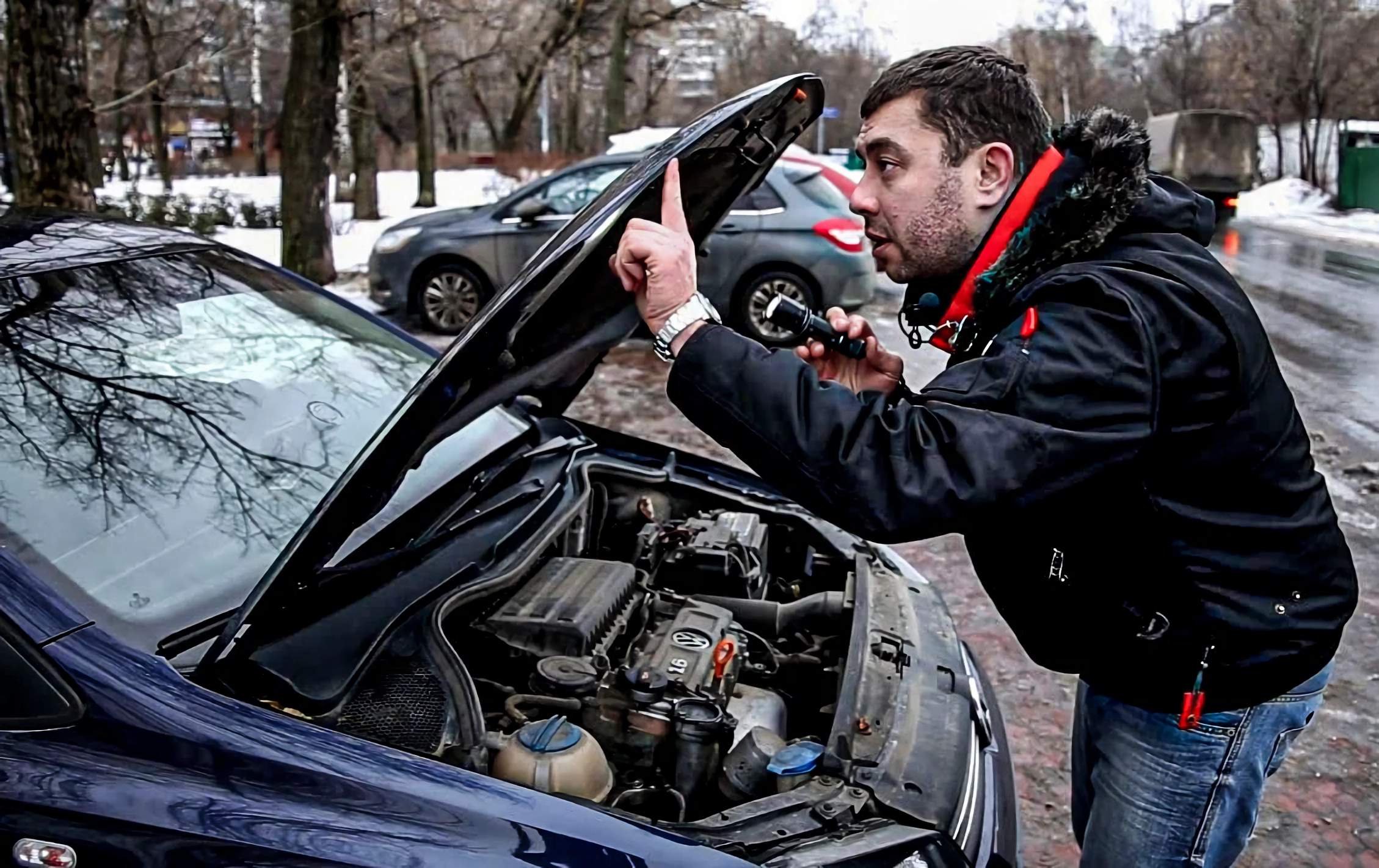 Рейтинг автоподборщиков. Осмотр автомобиля. Перекупщик авто. Осматривает авто. Визуальный осмотр кузова автомобиля.