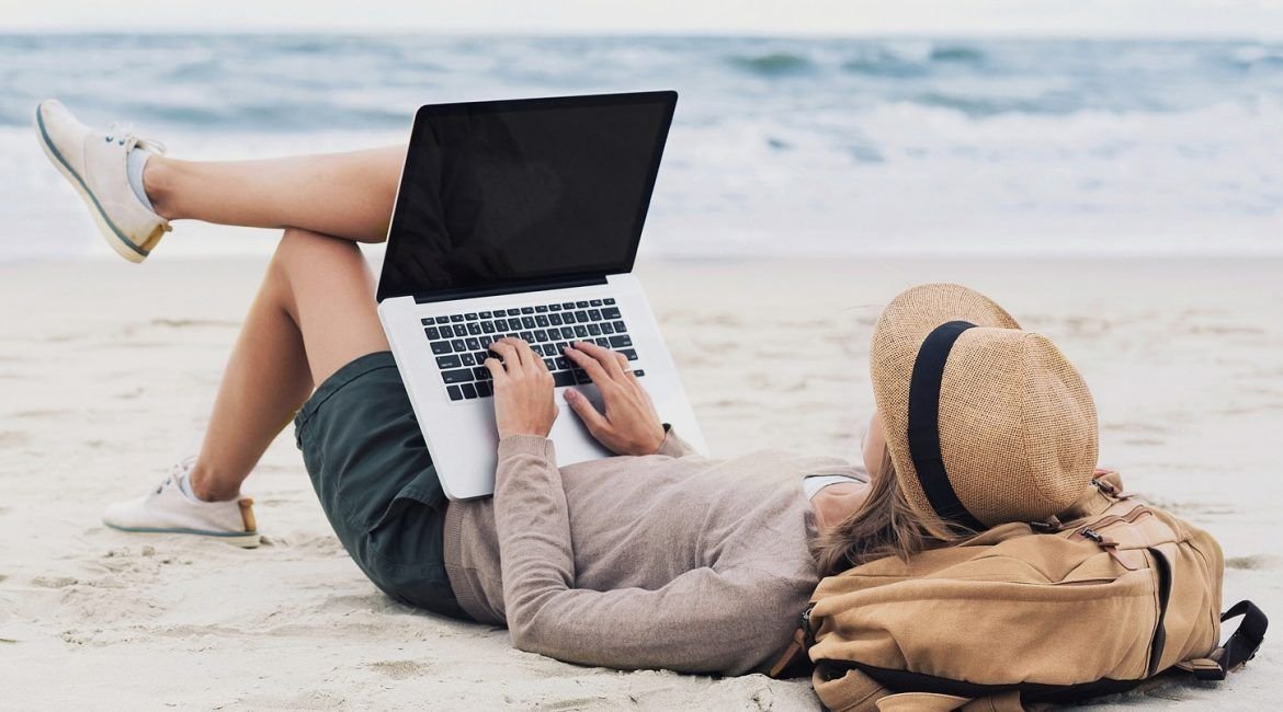 ноутбук на берегу моря. нужен человек удаленно. нужен человек удаленно. девушка фрилансер. нужен человек удаленно.