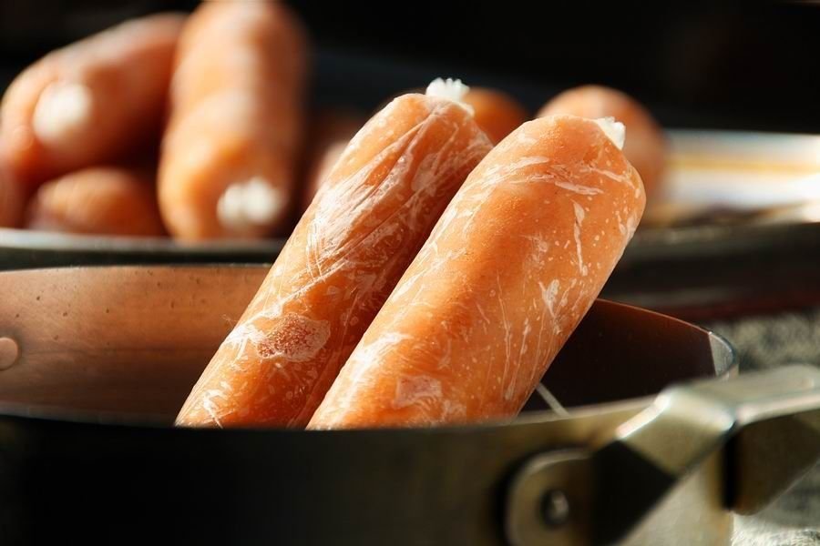 сосиски на тарелке. сосиски с сыром. сосиски надо солить. печальные сосиски. сосиски варятся.