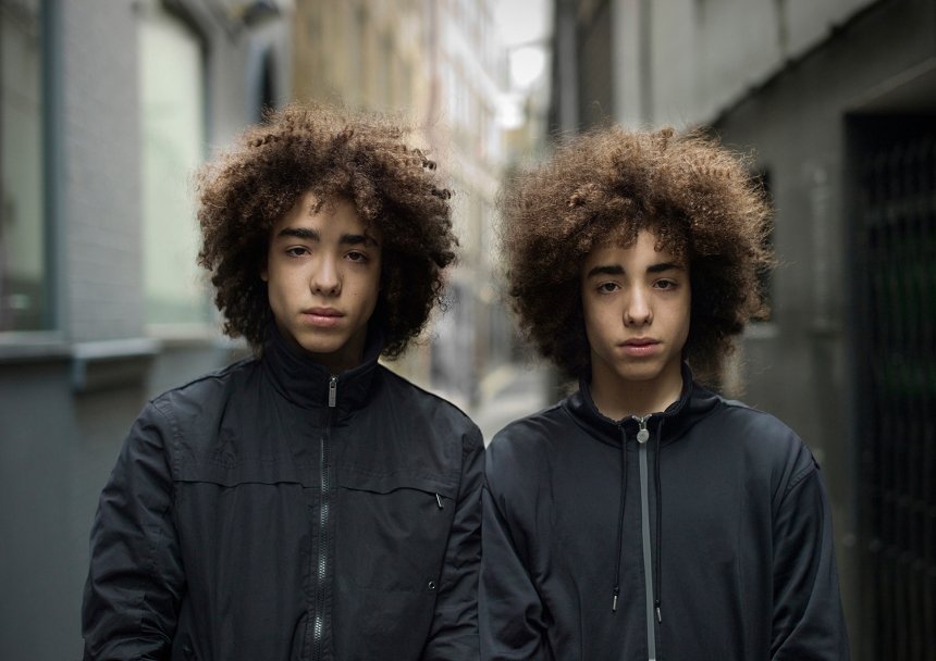 Совершенно одинаково. Совершенно одинаково. Звучат одинаково пишутся по разному. Текст можно ли совершенно одинаково. Совершенно одинаково.