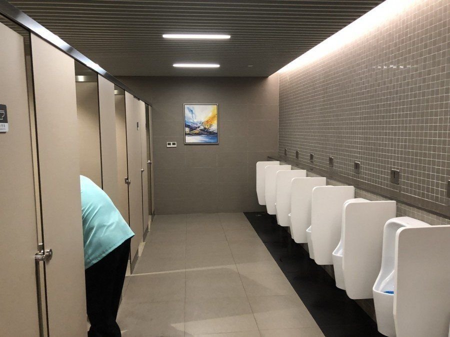 Общественный мужской туалет. Туалет в аэропорту. Общественный туалет. Туалет мужской. Санузел в аэропорту.