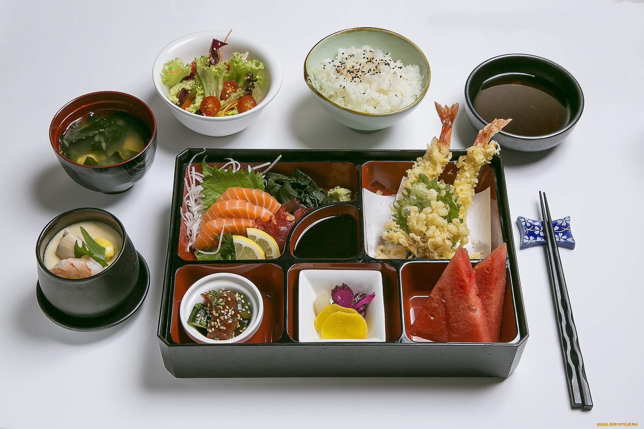 Японский обед. Японская еда. Кухня Японии. Национальная кухня Японии. Традиционная японская еда.
