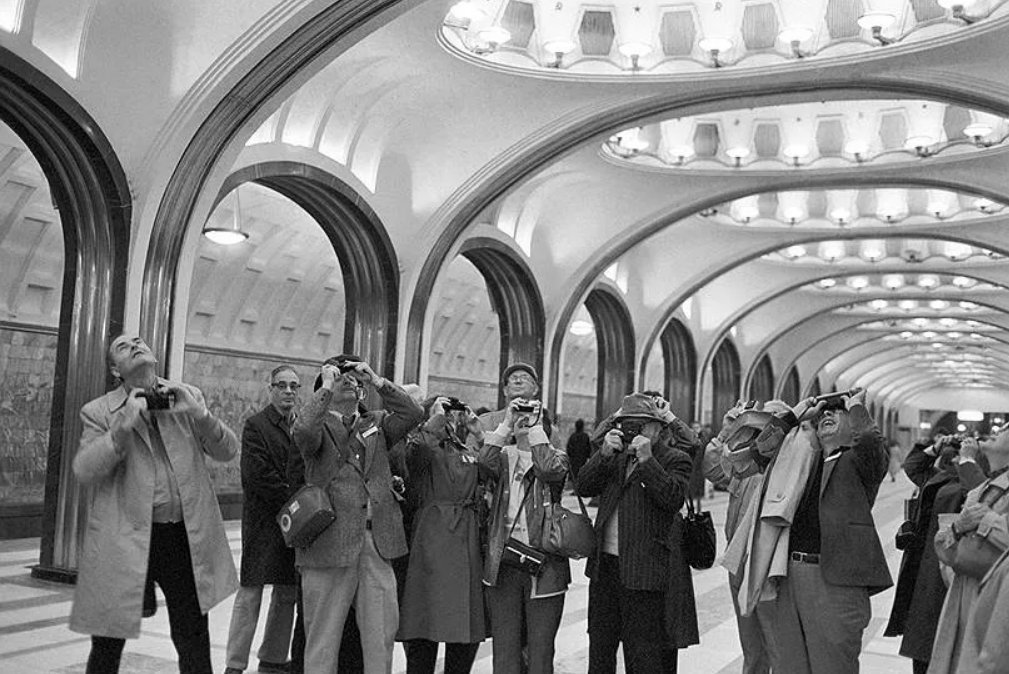 Метро ссср. Московское метро 1984. Московский метрополитен СССР. Туристы Интурист СССР. Иностранцы в СССР.