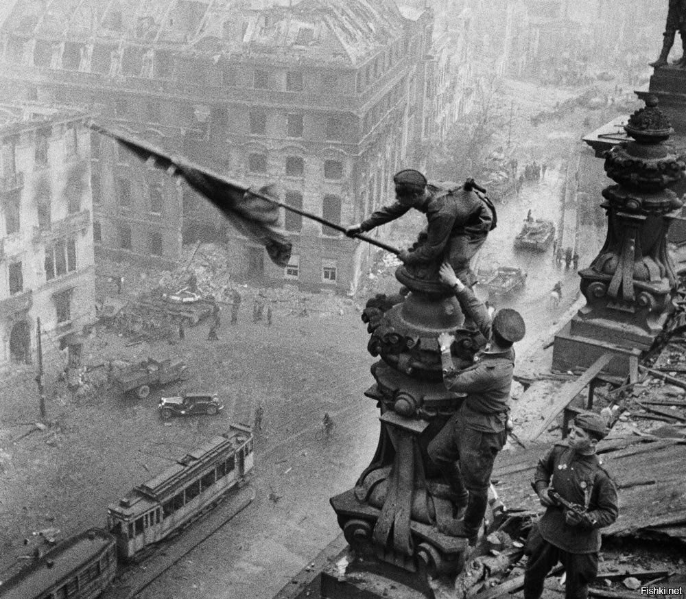 Фотография берлин 5 мая. Штурм Рейхстага 1945. Знамя Победы над Рейхстагом 1945. Знамя Победы над Рейхстагом в Берлине.