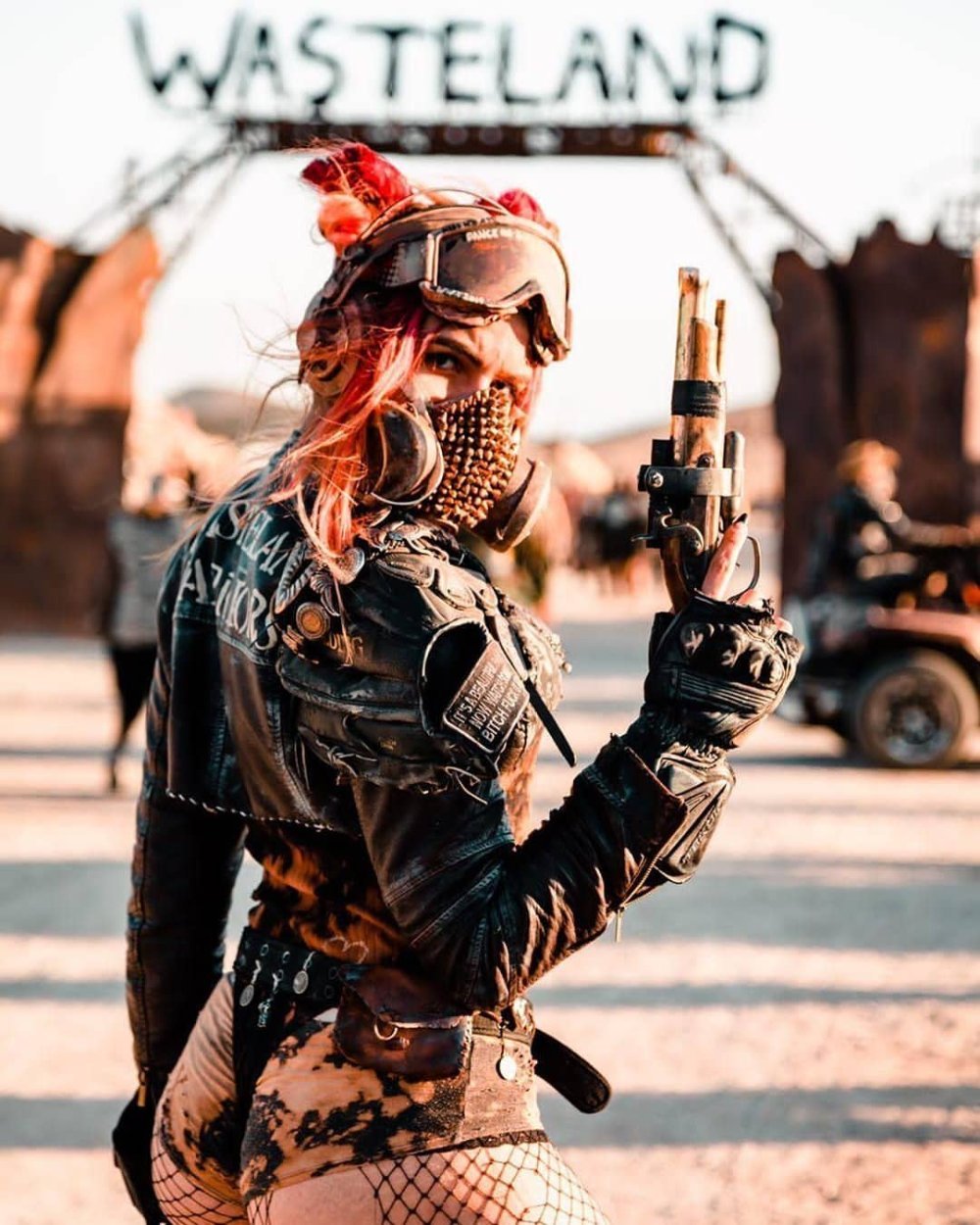 Лучшее про постапокалипсис. Wasteland фестиваль в стиле Mad Max. Мэд Макс костюмы. Wasteland фестиваль Калифорния. Фестиваль Бёрнинг Мэн Мэд Макс.