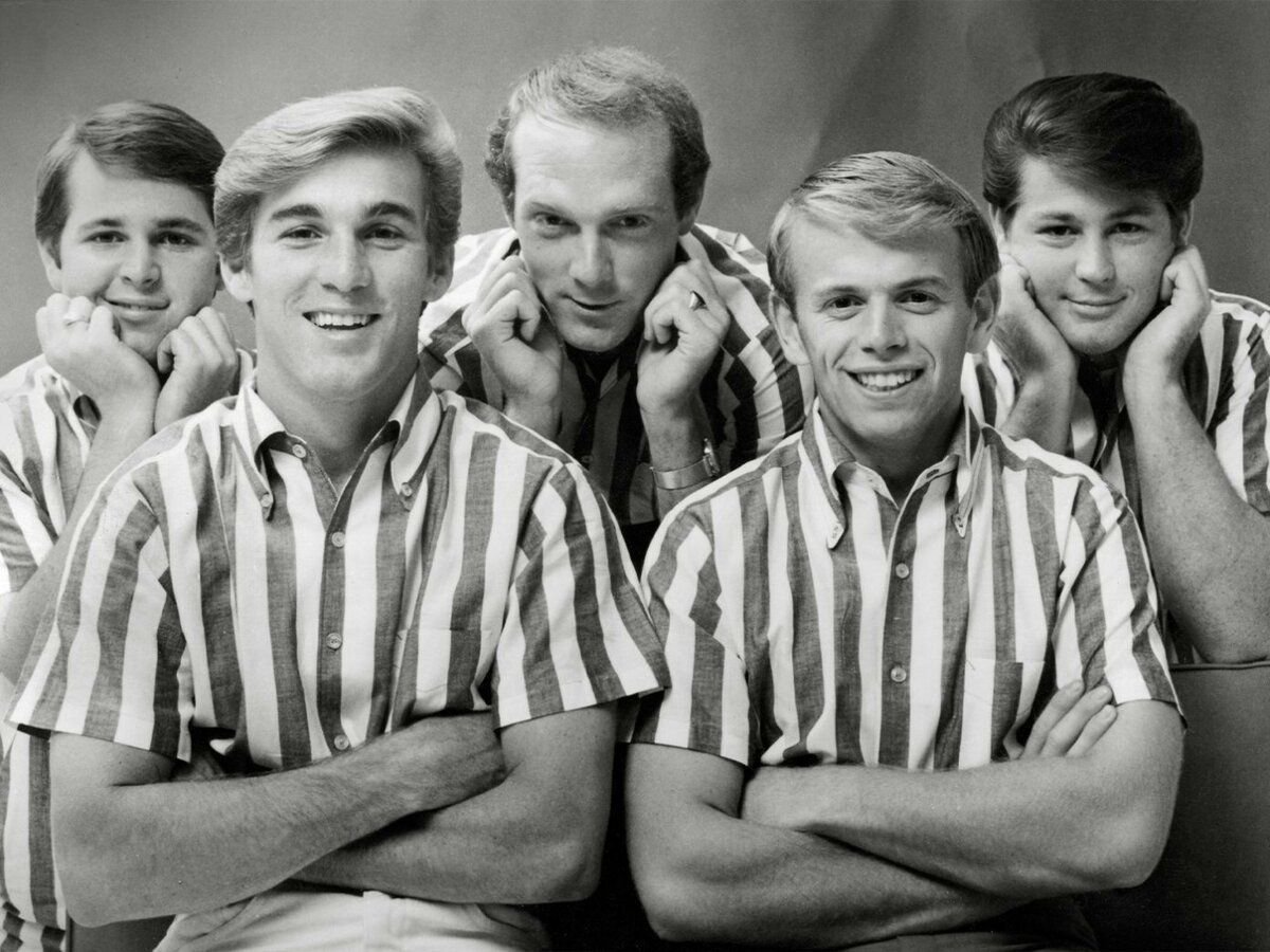 Группа the beach boys. Beach boys братья Уилсоны. Бич Бойз раннее. The Beach boys 1985. Лучший хит Бич Бойз.