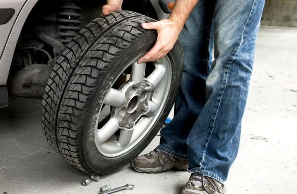 сезонная переобувка шин. шина на спецтехнику с металлокордом. стертый протектор колеса. покрышки для авто. нужна покрышка.