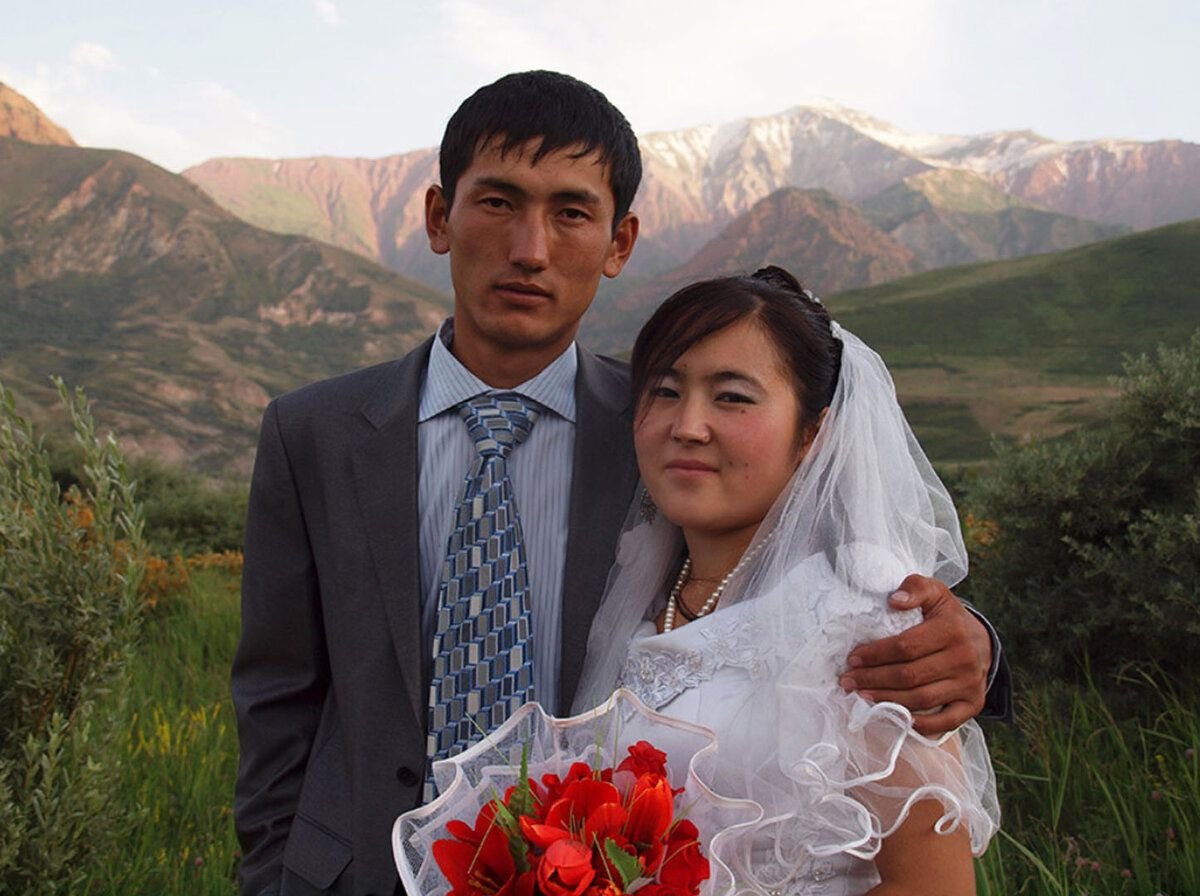 9 парней и девочка кыргызстан