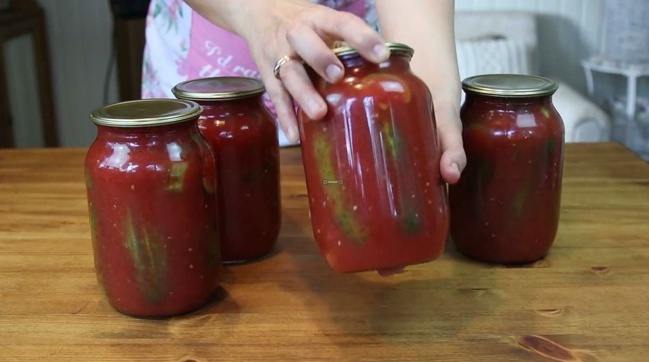 Огурцов на зиму с томатной пастой. Огурцы в томатном соусе. Огурцы без стерилизации с кетчупом чили. Огурцы в томатной пасте на зиму. Огурцы в томатном кетчупе чили.