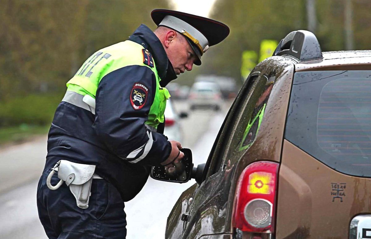 Почему инспектор ДПС быстрее отпускает водителя, который молча отдает ...