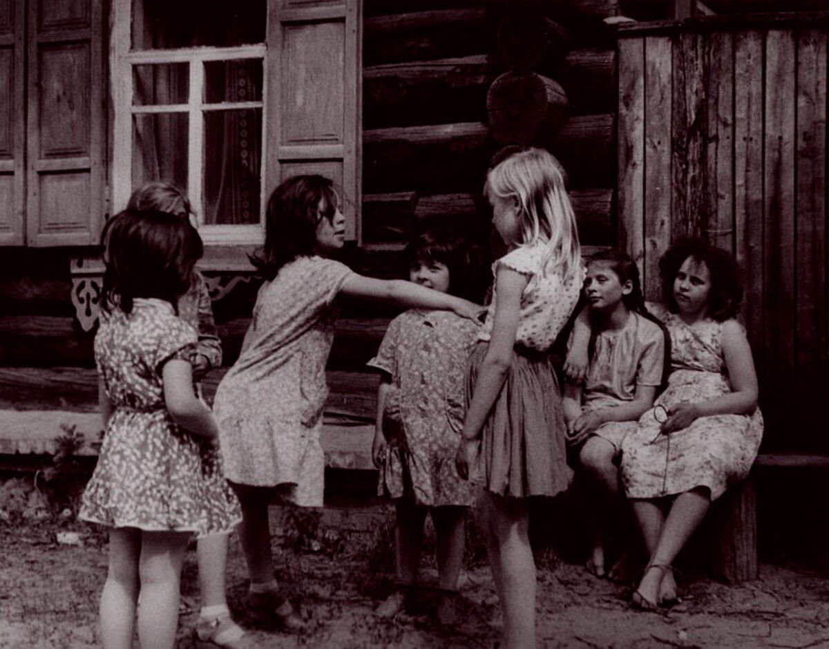 Раз два три белом платье. Советские девочки. Советские дети во дворе. Советское деревенское детство. Советское детство в деревне дети.