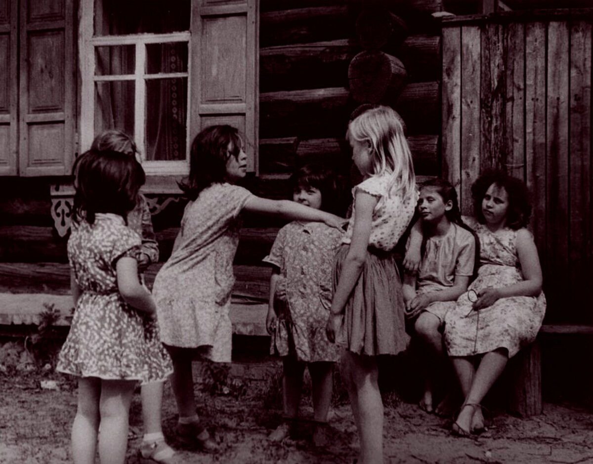 Дети играют в считалочку